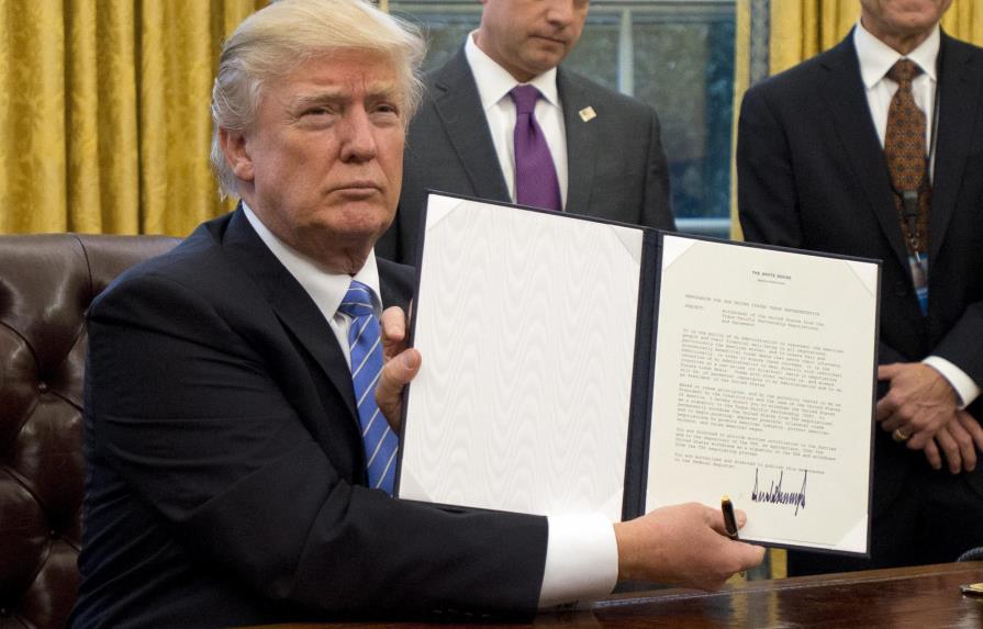 Trump firma orden para abrir posibilidad de más pozos petroleros en su costa