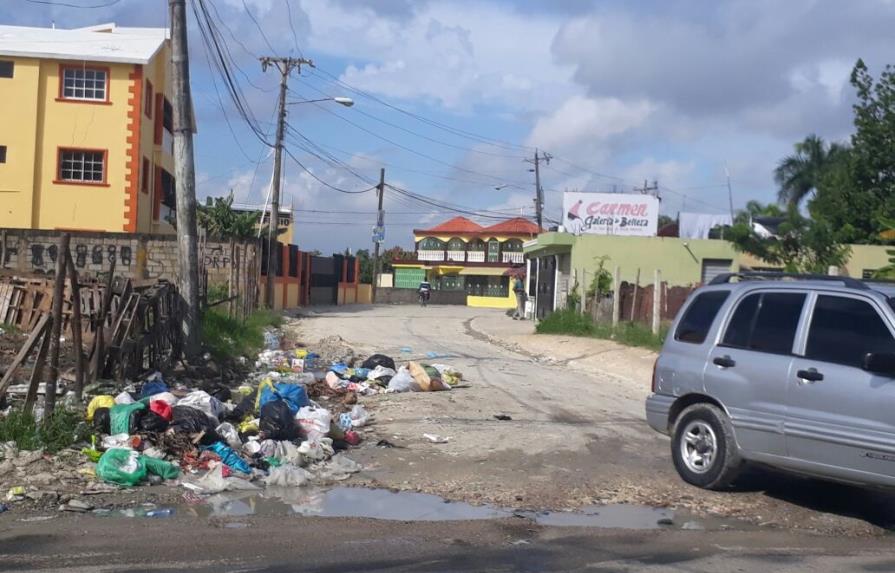 Moradores de San Felipe de Villa Mella se quejan por la basura