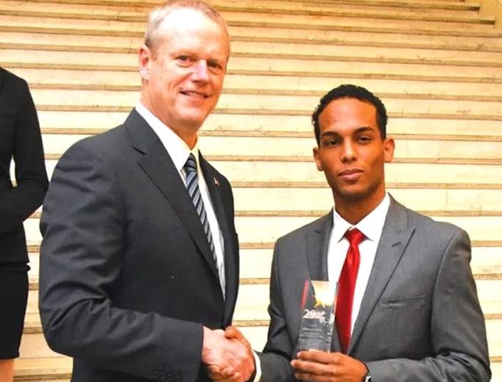 Estudiante dominicano es reconocido por el gobernador de Massachusetts 
