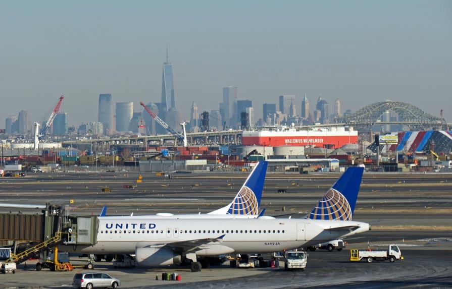 Suspenden operaciones en aeropuerto de Newark por incendio en motor de avión