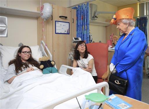 Reina Isabel visita a víctimas de ataque en Manchester 