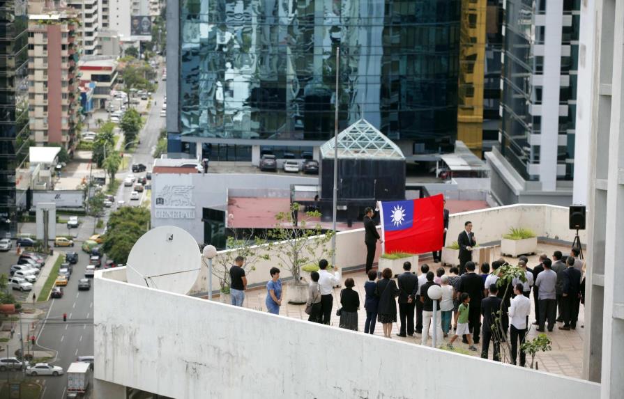 Taiwán retira bandera de embajada en Panamá y celebra ceremonia de despedida
