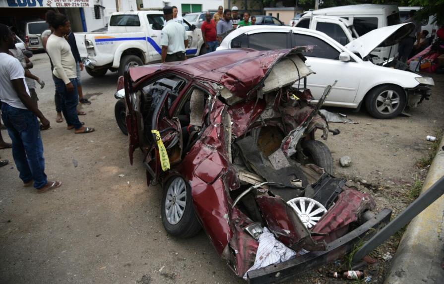 Accidente de tránsito entre cinco vehículos en Los Alcarrizos deja un muerto y cuatro heridos