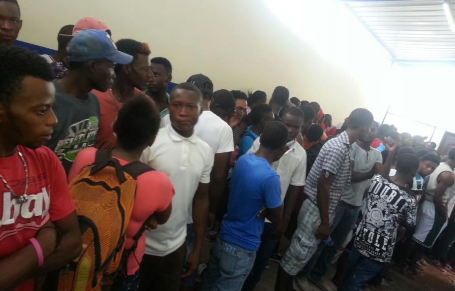 Apresan más de 200 de haitianos  ilegales y ocupan armas y drogas en zona turística de  Bávaro