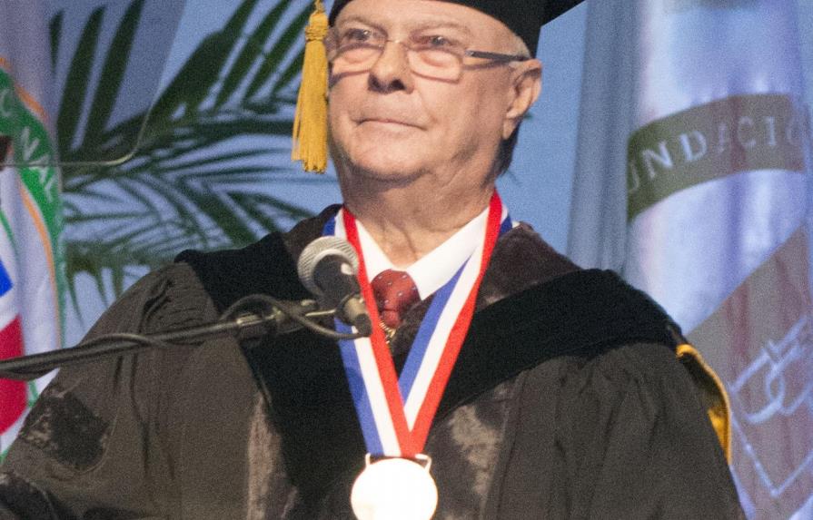 Expresidente Hipólito Mejía recibe Doctorado Honoris Causa por la UNPHU