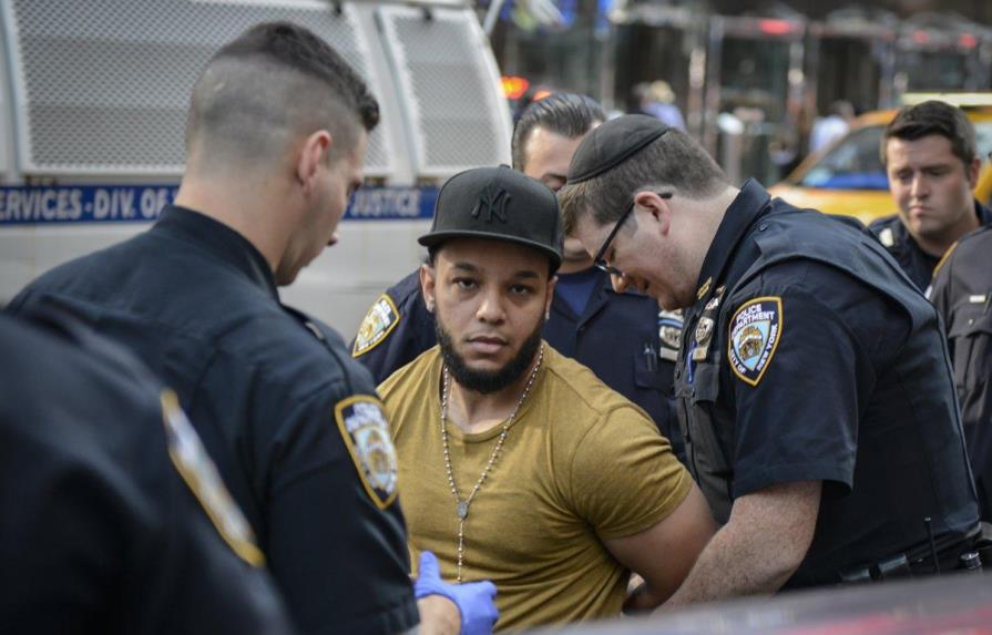 Taxista dominicano de Uber  le pega a un policía de tránsito en Nueva York