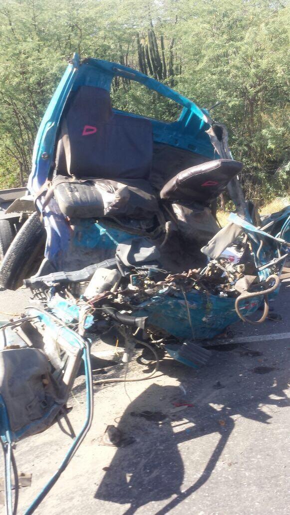 Dos muertos y tres heridos en triple choque de camiones en Azua