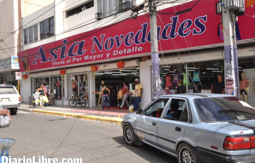 La mayoría de las tiendas de la calle Del Sol en Santiago son de extranjeros