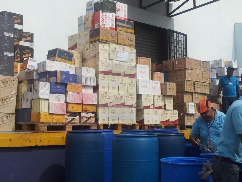 Aduanas quema 800 cajas de bebidas alcohólicas que entraron de contrabando