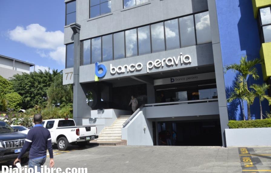 Ejecutivos del Banco Peravia salen del país