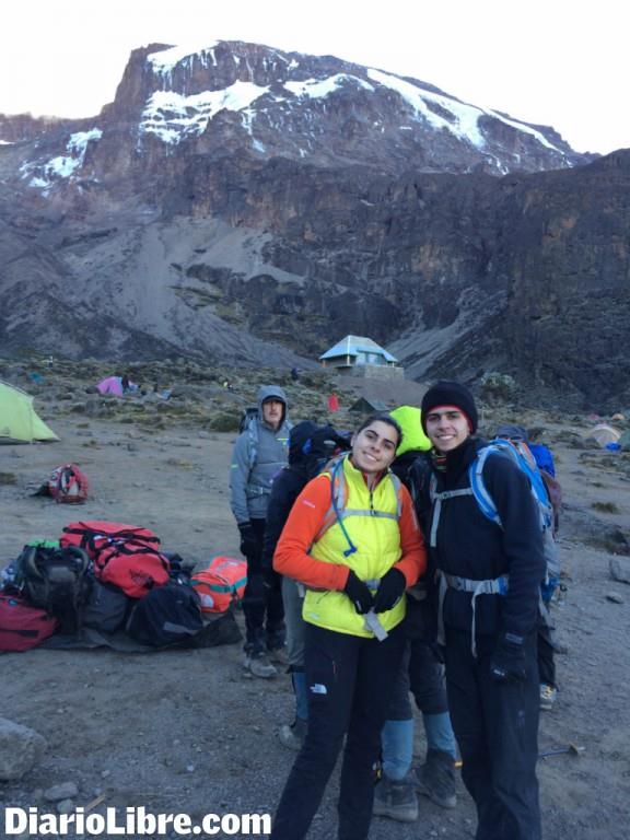 Dos jóvenes dominicanos suben a la cima del Kilimanjaro