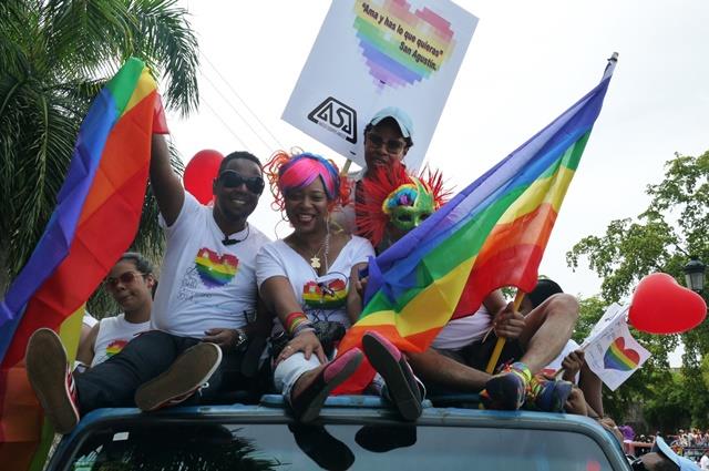 Homosexuales y lesbianas marchan hoy por el orgullo GLBT