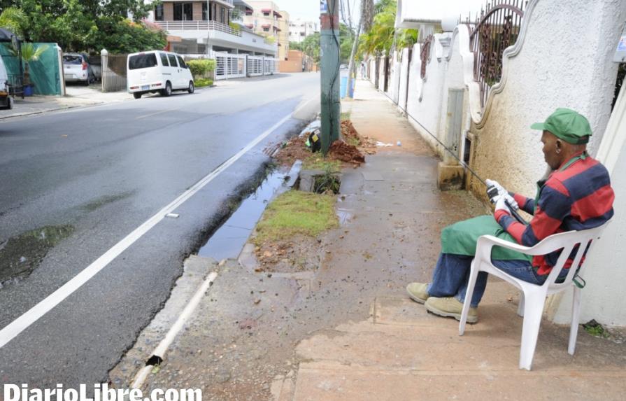 Fuga de agua rompe asfalto en la Privada