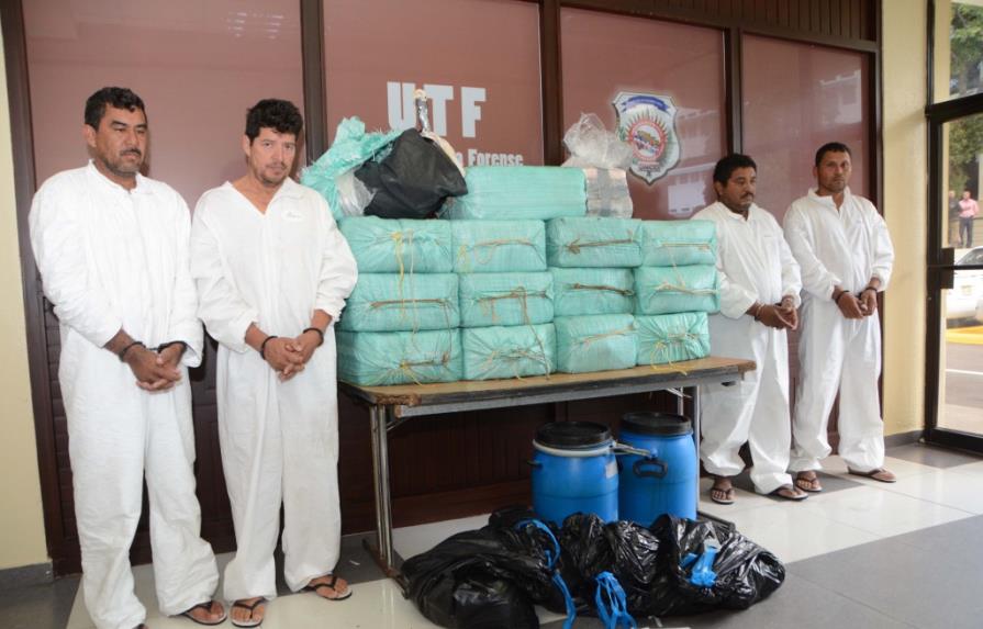 Organismos interceptan lancha con 350 paquetes de cocaína en isla Beata