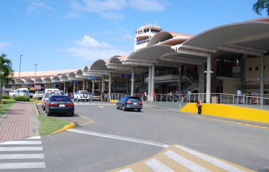 Detienen ocho empleados de Aduanas por robo en aeropuerto del Cibao