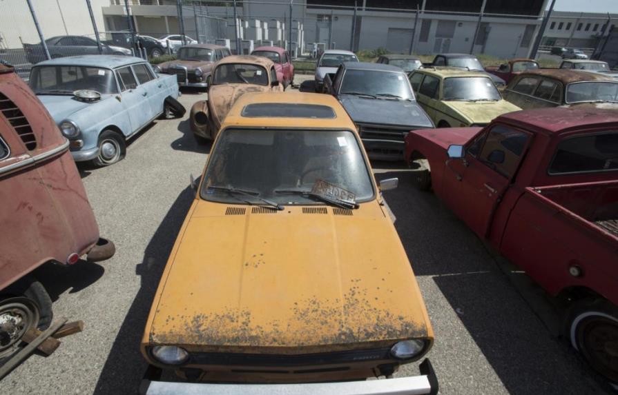 Hombre deja enorme lote de autos antiguos en California