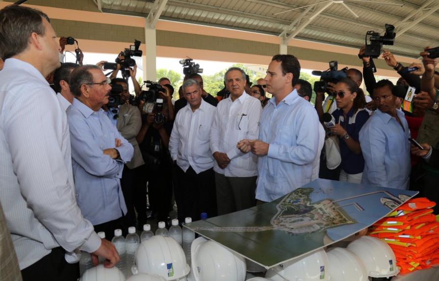 Danilo Medina ofrece respaldo a constructores de terminal de cruceros en Puerto Plata