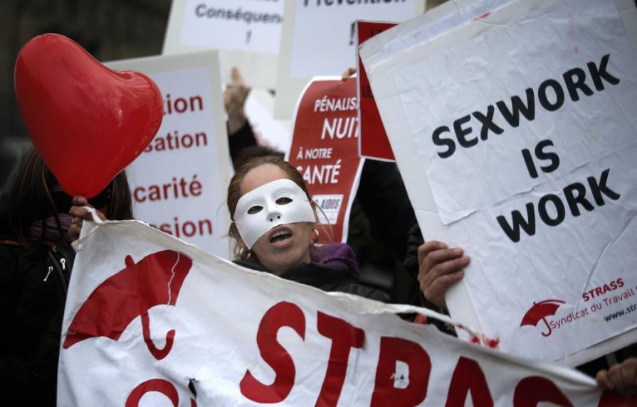 Francia debate penalizar a los clientes de las prostitutas